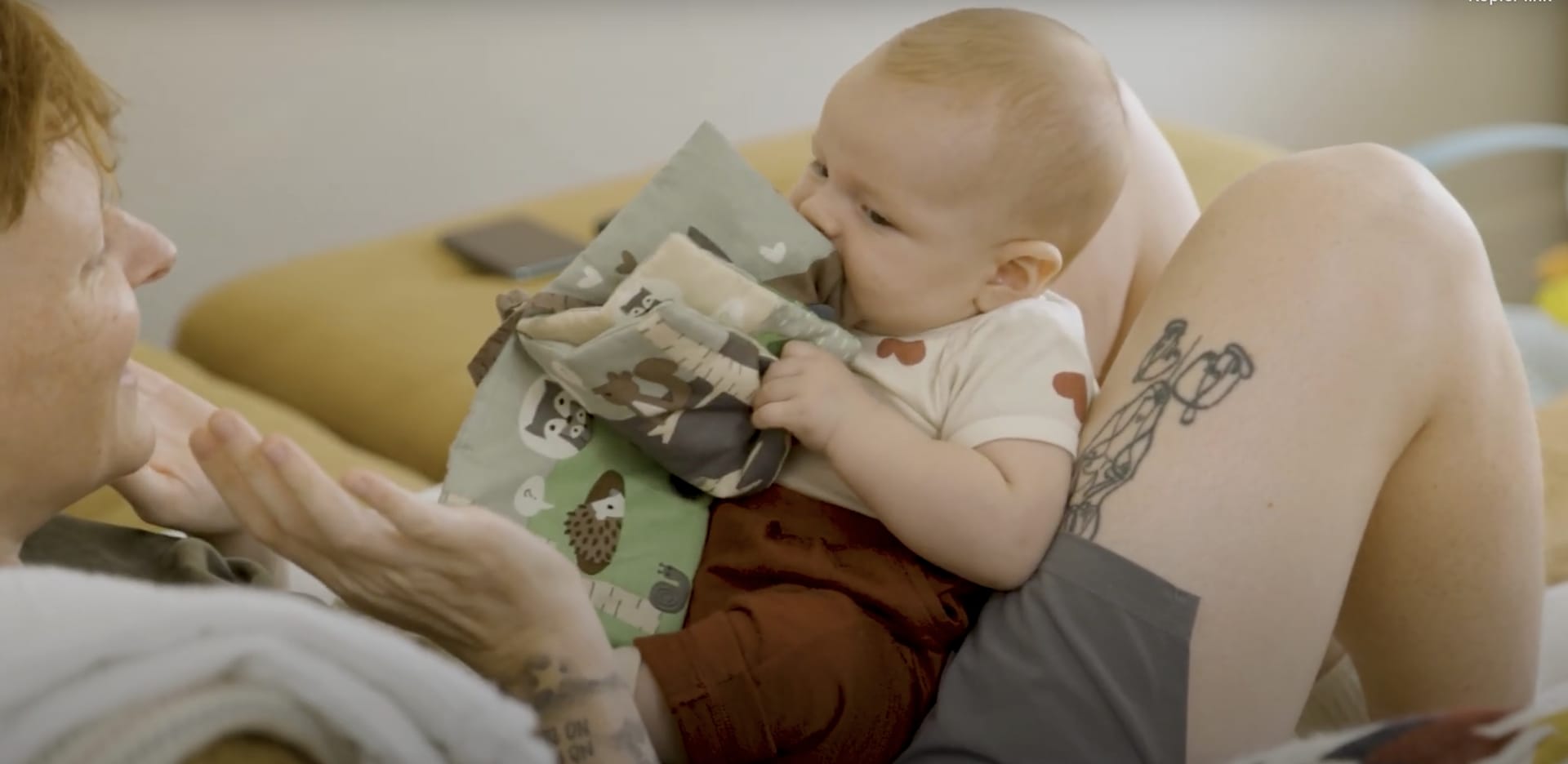 Mor og barn kommunikerer med tegnsprog