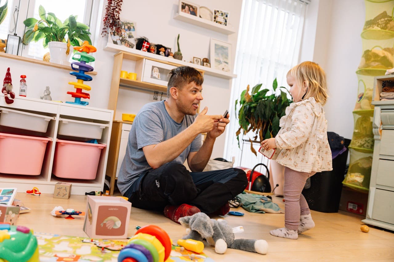 Barn og voksen kommunikerer med tegnsprog