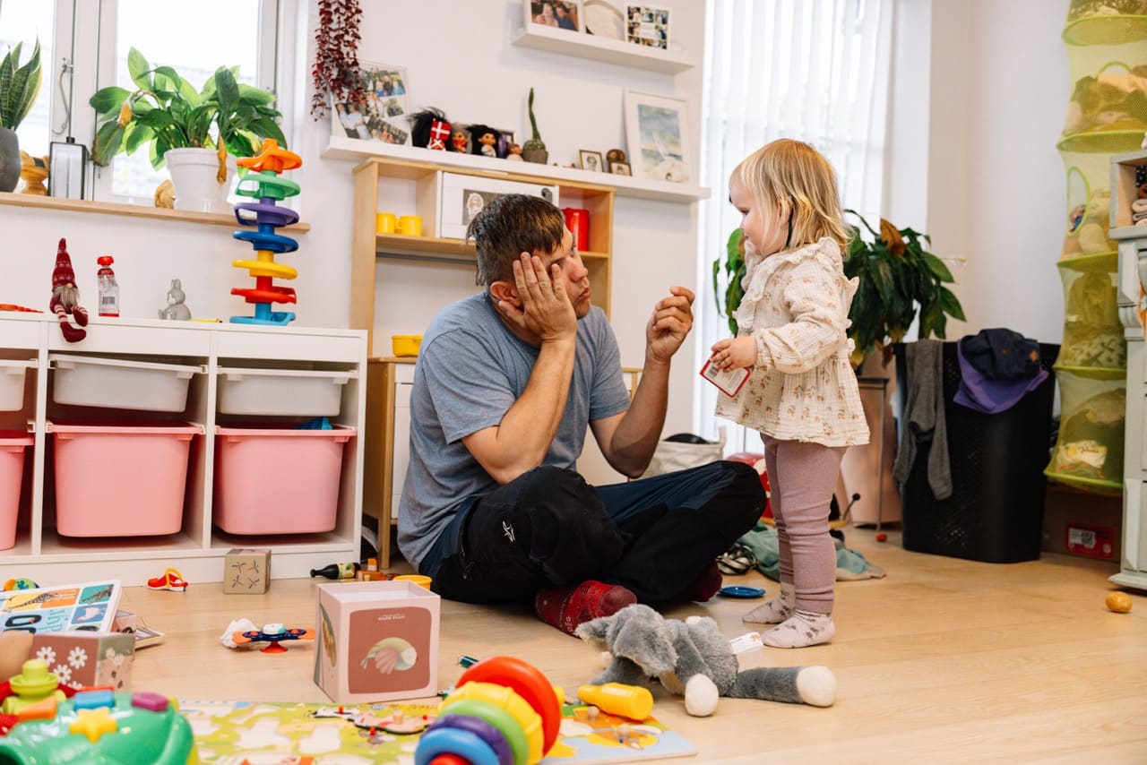 Barn der kommunikerer med tegnsprog